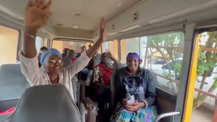 發生事故的第二輛巴士上的YWAM同工，在前往馬賽人居住地時在車上快樂歌唱。（圖／FB@Gracelynn Mataia影片截圖）